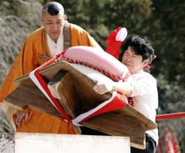 巨大鏡餅持ち上げ「力」奉納　京都・醍醐寺で五大力さん