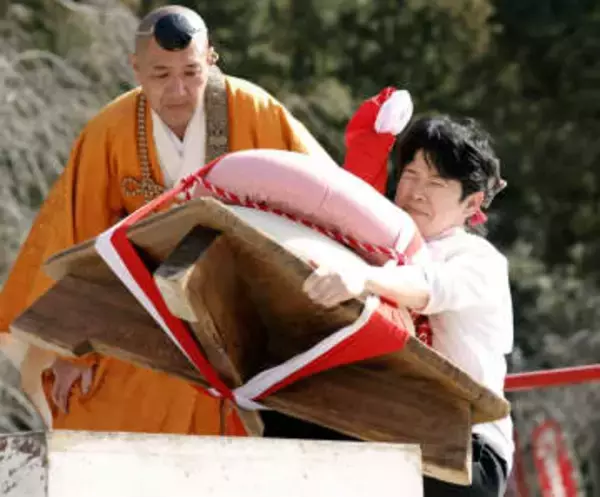 巨大鏡餅持ち上げ「力」奉納　京都・醍醐寺で五大力さん
