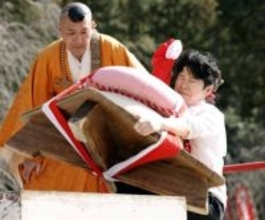 巨大鏡餅持ち上げ「力」奉納　京都・醍醐寺で五大力さん