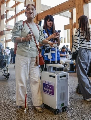 科学未来館 AIスーツケースで移動自由に