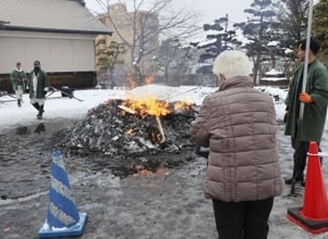 どんど焼きで参拝客やけど　北海道函館市の神社
