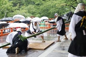 京都で豊作占う「竹伐り会式」　刀で豪快、青竹の大蛇を退治