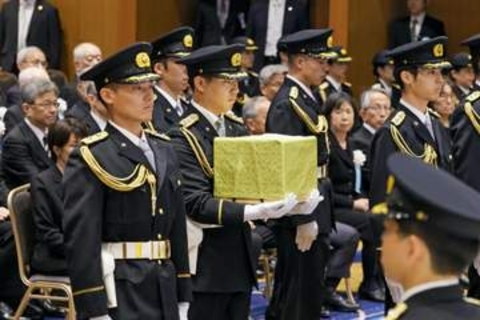殉職警察官らを追悼　首相「安全安心に力尽くす」
