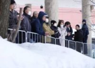 首相「日本強く」　野党は解散批判