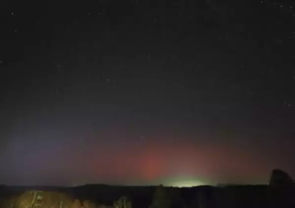 北海道でオーロラ観測　夜空にきらめく赤色