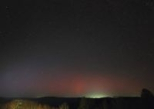 北海道でオーロラ観測　夜空にきらめく赤色