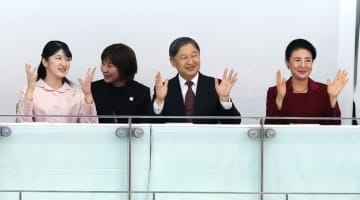 天皇ご一家、水泳観戦　東京デフリンピック