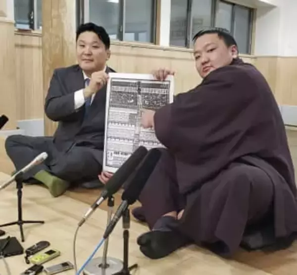 新入幕の朝白龍「もっと右側に」　番付表に載る自分のしこ名見つめ