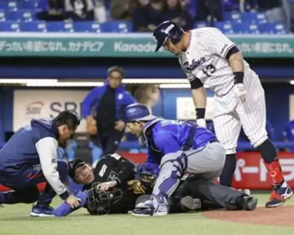 頭部負傷の審判員、一般病棟へ　バット直撃、意識は戻らず