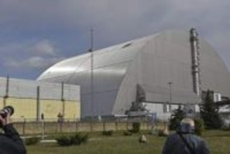 原子炉覆うシェルターに多数の穴　チョルノービリ原発、補修進まず