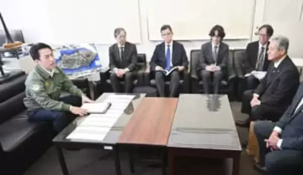 小泉防衛相「地域の緊張高めず」　与那国へのミサイル部隊配備で