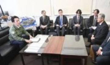 小泉防衛相「地域の緊張高めず」　与那国へのミサイル部隊配備で