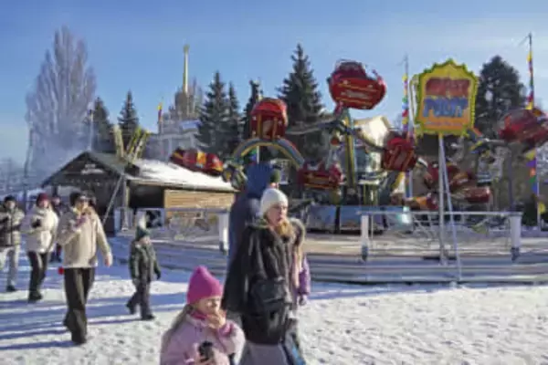 ウクライナ、普通の生活願う市民　侵攻4年、和平交渉で終戦疑問視