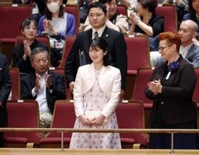 愛子さまウィーン少年合唱団鑑賞　「天使の歌声」に合わせ手拍子