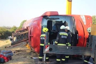 ハンガリーでバス横転12人死亡　運転手の居眠りが事故原因か