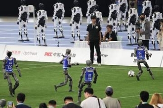 人型ロボット運動会、中国で開幕　2千台がサッカー、陸上など競う