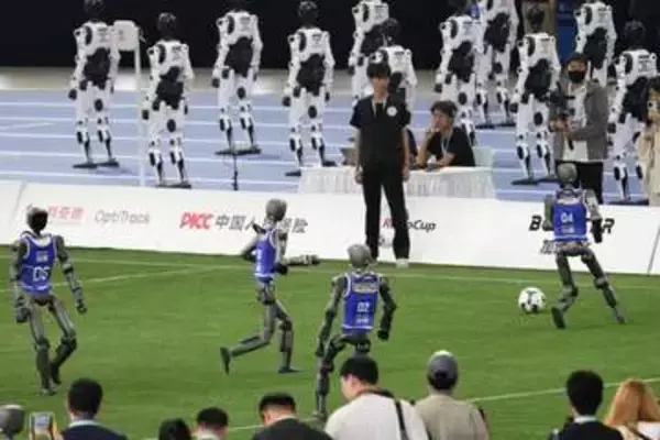人型ロボット運動会、中国で開幕　2千台がサッカー、陸上など競う