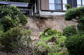 宮崎土砂崩れ、90代女性死亡　50代も一時生き埋め