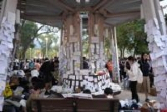 香港、火災追悼メッセージ撤去へ　政府が批判抑え込みか