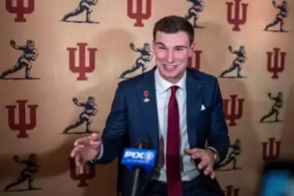 QBメンドーサが最優秀選手賞　米大学フットボール