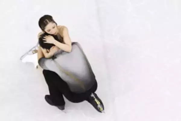 氷上にうずくまり、抱き合う　金メダル胸に涙止まらぬ木原