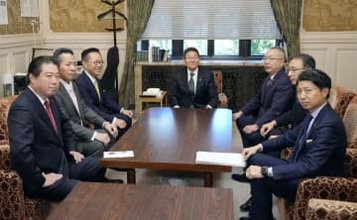 自民、定数削減法案の審議要請　立民、献金規制優先と拒否