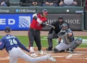村上が豪快アーチ、初の左越え　再びトップの15号
