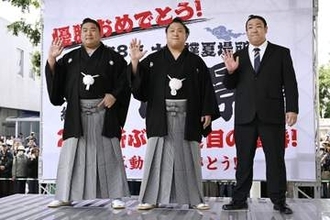 若隆景関が優勝パレード　地元福島、3兄弟そろう