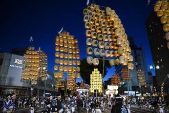 秋田、竿灯まつり開幕　黄金の稲穂、夏空照らす