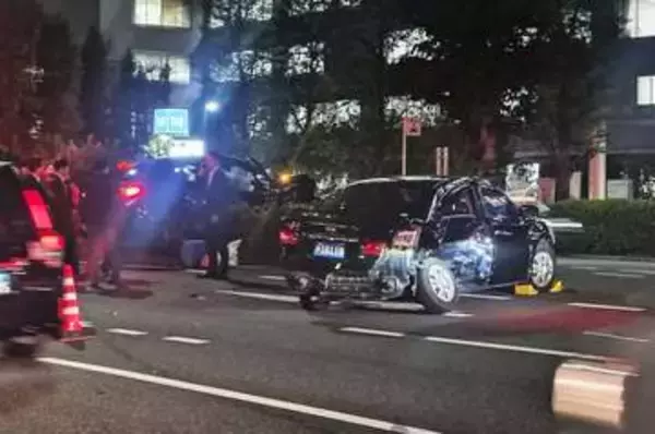 外務省前で事故、4人けが　ロシア外交官ナンバー車も