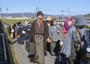 気分は名探偵金田一耕助、岡山　「犬神家」仮装も