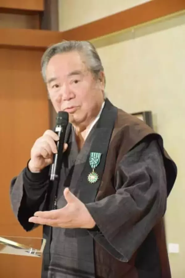 「藤原書店」社長に仏文化勲章　大使公邸で叙勲式