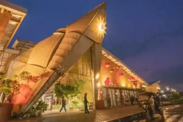 比セブのローカルフードを新拠点の屋台村で　外観はヤシの葉ちまき「プソ」、ソースは…