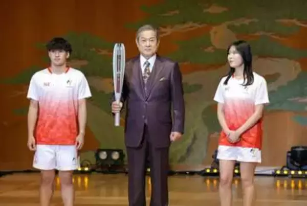 松平健さん、トーチ披露　アジア大会100日前