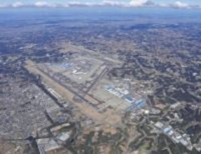 米貨物機が成田空港に緊急着陸　機体トラブル、けが人なし