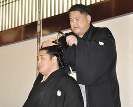 「必死にもがいた12年間」　元十両勇磨が断髪式