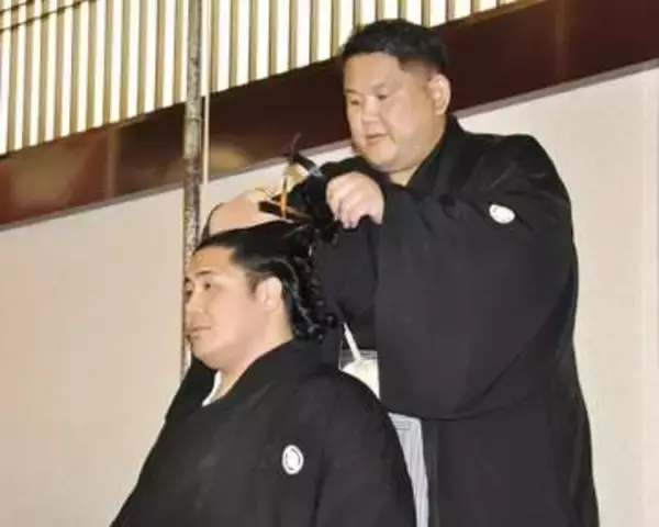 「必死にもがいた12年間」　元十両勇磨が断髪式