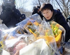 尾木さん献花「安心して」　教え子犠牲のバス事故10年