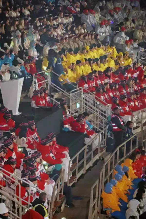 ロシア勢、五輪閉会式で行進　中立選手でも「出場できて幸せ」