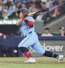 岡本、逆転の2点適時打　村上3四球、菊池緊急降板