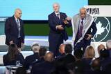 「パレスチナ会長が非難、握手拒否　FIFA総会、イスラエル代表を」の画像1