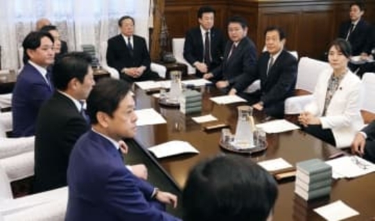 通常国会23日召集を伝達　官房長官、衆参議運委で