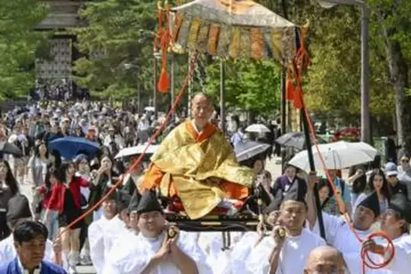 東大寺、第225世別当を披露　晋山式、平和の願い朗読
