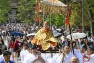 東大寺、第225世別当を披露　晋山式、平和の願い朗読