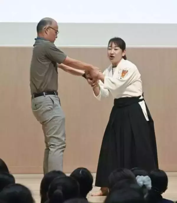 痴漢被害防止に護身術指南　品川女子学院で防犯イベント