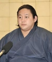 十両三田が九州場所を休場　輝戦で右膝痛める