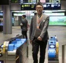 JR西、新型の顔認証改札機公開　ICカード利用者も対応可能に