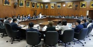 国旗損壊罪、野党「違憲、撤回を」　与党は参院委採決を提案