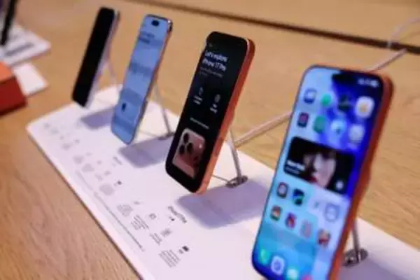 iPhone、日本で1割値上げ　メモリー半導体高騰、円安影響も