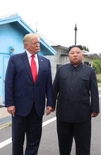 金正恩氏との写真を投稿　トランプ氏「とても仲良し」